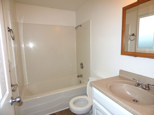 Building Photo - 986 Eastwind Ct N