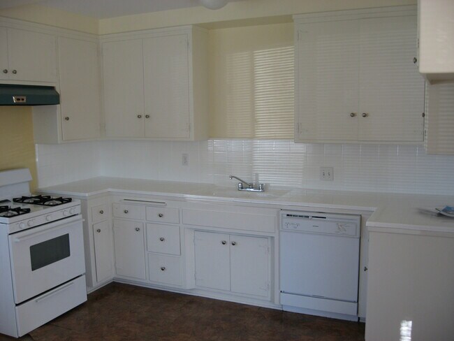 Building Photo - 1802 Oak St