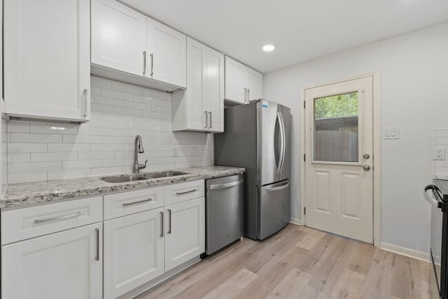 Building Photo - Stylish & Renovated Townhome in Prime West...
