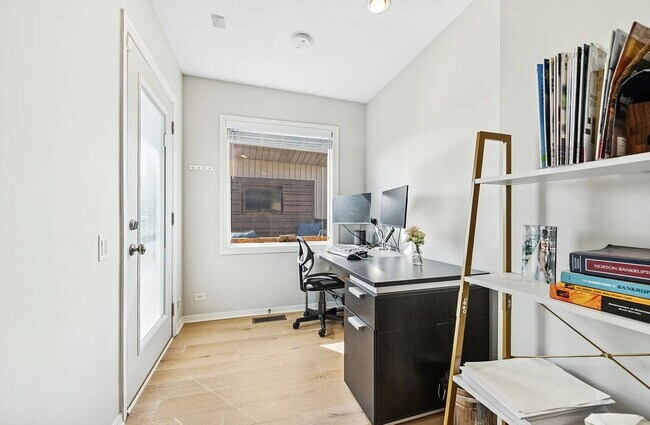 Building Photo - Comfortable Living in a Desirable Area