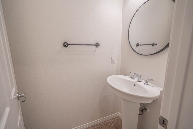 Building Photo - 3 Bedroom Townhome for Rent in Valencia!