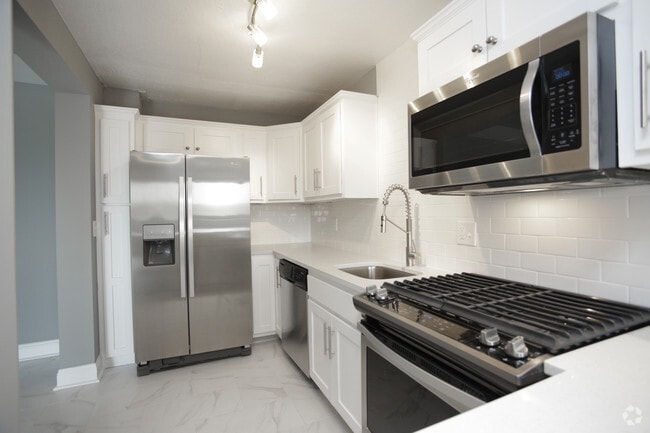 1BR, 1BA - East Facing & Vaulted Ceilings_754 SF - Plaza House