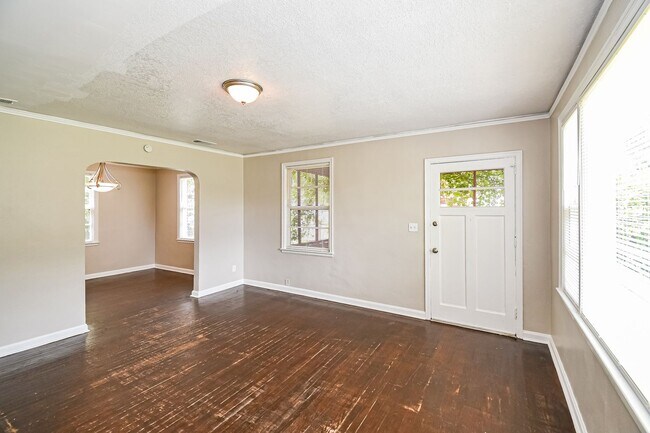 Building Photo - 3 BR/1BA | Newly Renovated Single Family Home | 1-Car Garage Parking | Front and back yard!