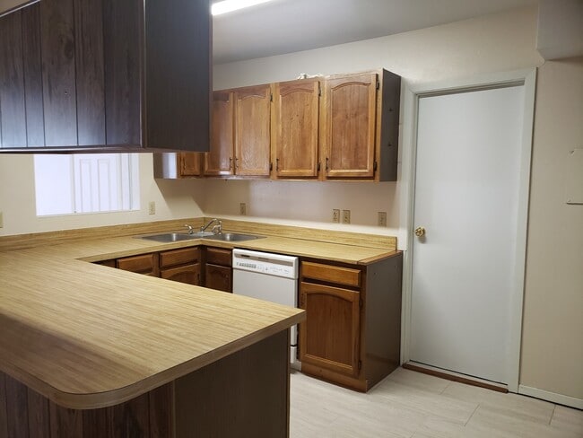 Building Photo - Large 5 Bedroom Home!