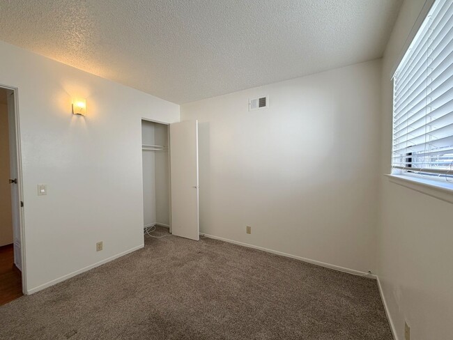 Building Photo - Desirable South East Three Bedroom Home