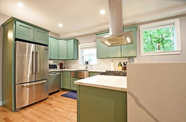 Building Photo - Renovated Apartment in Medford