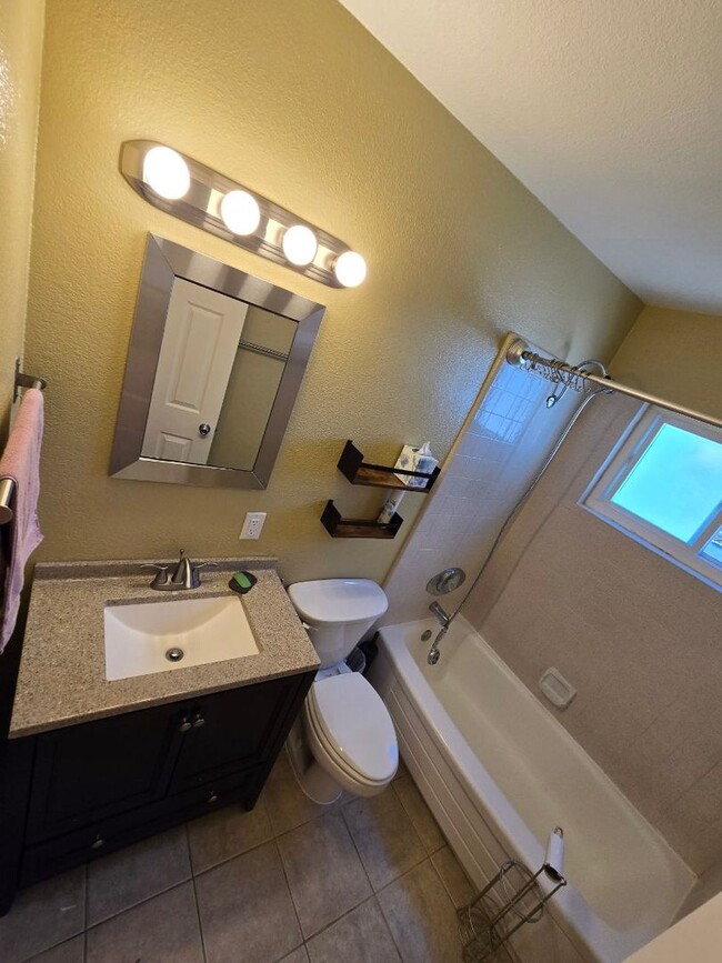 Building Photo - Campbell Duplex: 3 BR 1 BA with Garage & W...