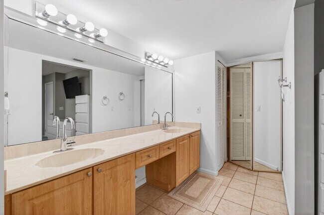 Building Photo - 5851 Parkwalk Dr