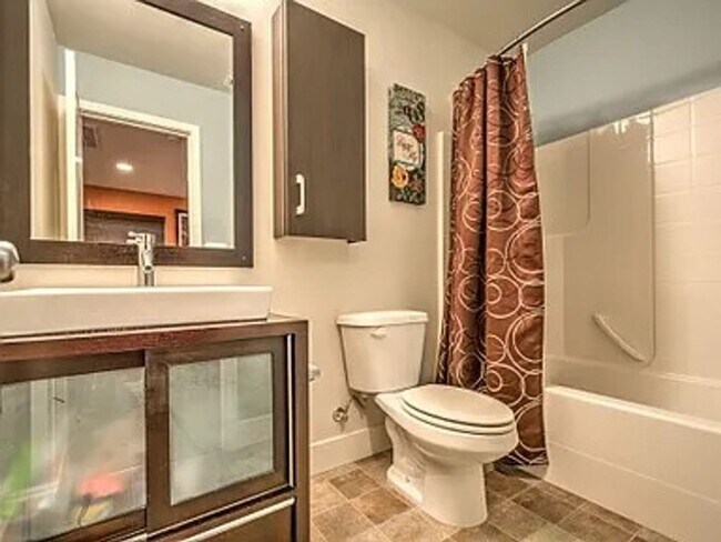 Building Photo - Stylish & Updated Home – 3BR/205BA, AC, Ne...