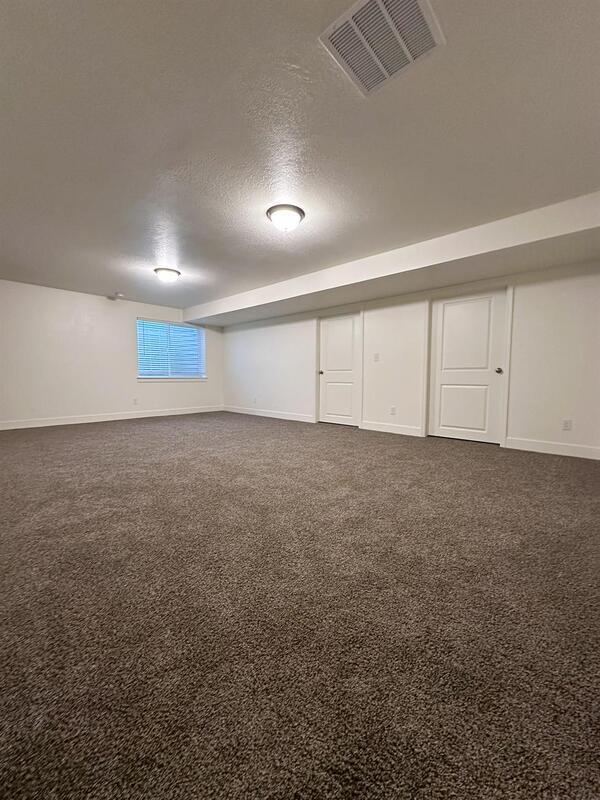 Building Photo - 225 950 E