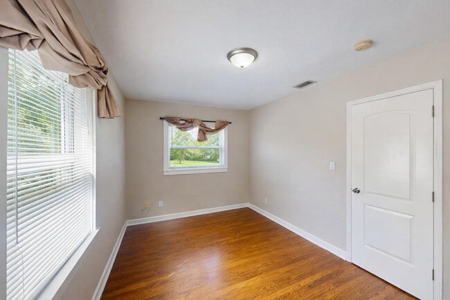 Building Photo - 509 6th Ave N