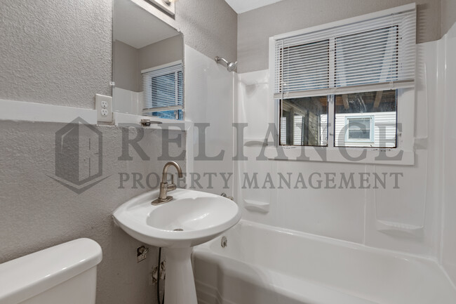Building Photo - 710 S Pershing St