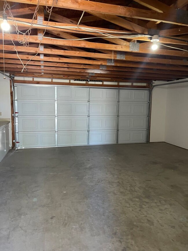 Building Photo - Unfurnished Full Time