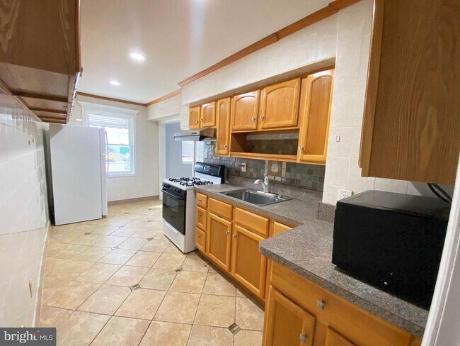 Building Photo - 6330 Leonard St