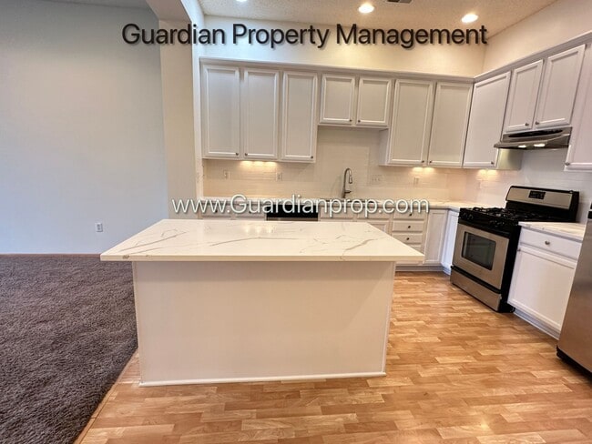 Building Photo - St Louis Park Town Home, Updated Kitchen, 2 Car Heated Garage, Walk Out Patio, Fireplace, W/D.