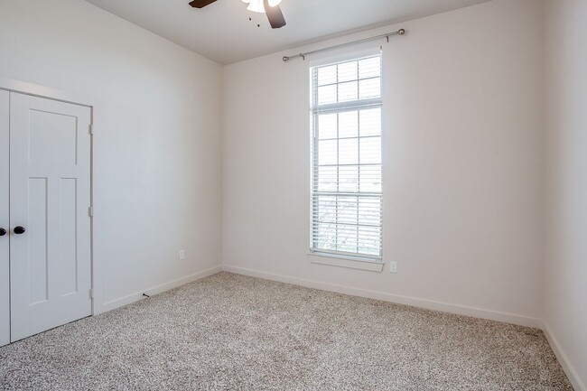 Building Photo - Beautiful Townhome in Viridian!