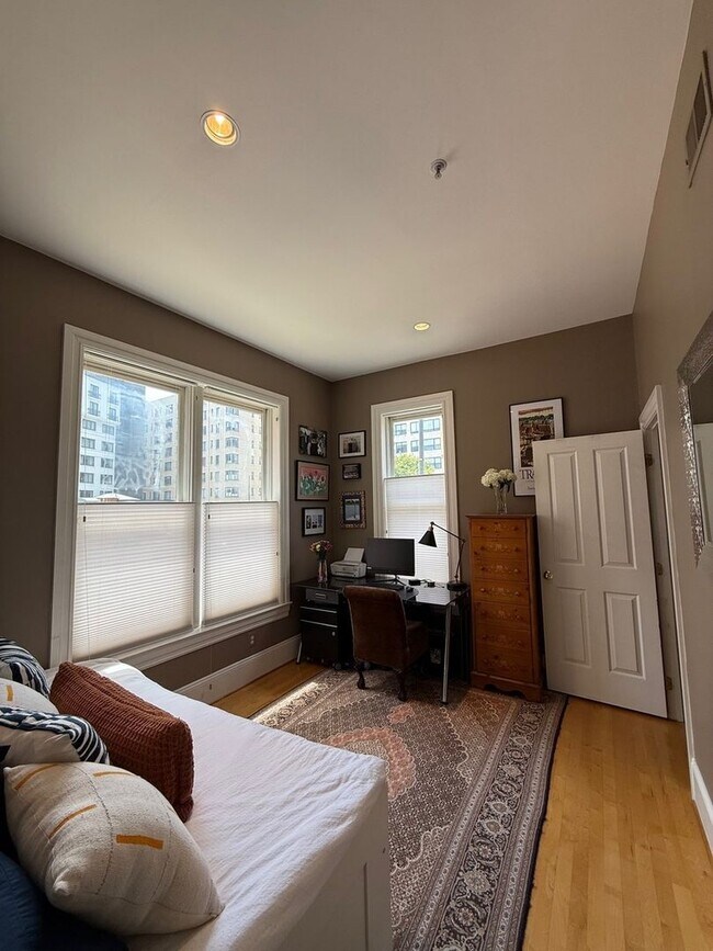 Building Photo - Charming 2BR | 2BA Condo in Logan Circle