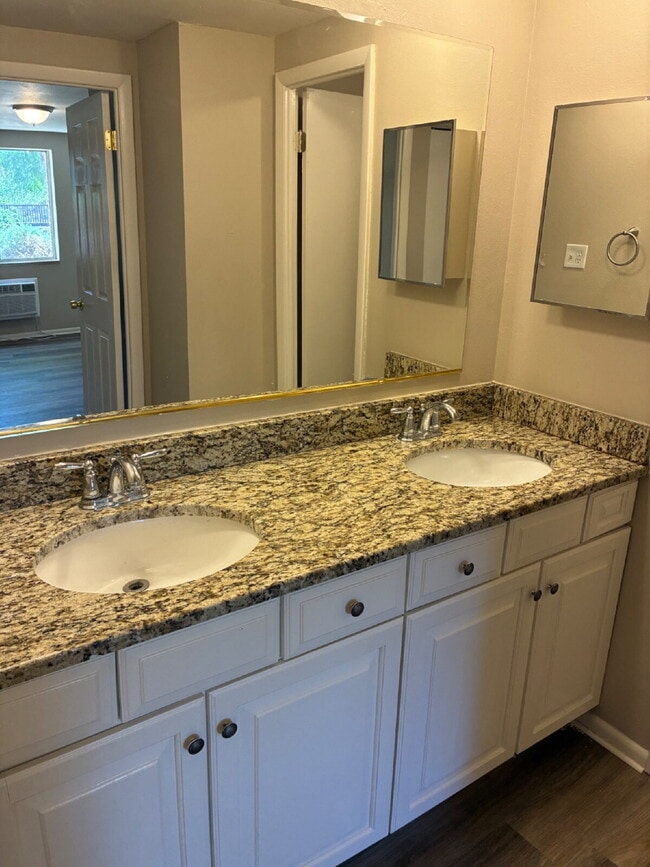 Building Photo - Updated 1 Bedroom 1 Bathroom on Ground Floor - Walkout Patio with easy access to amenities!