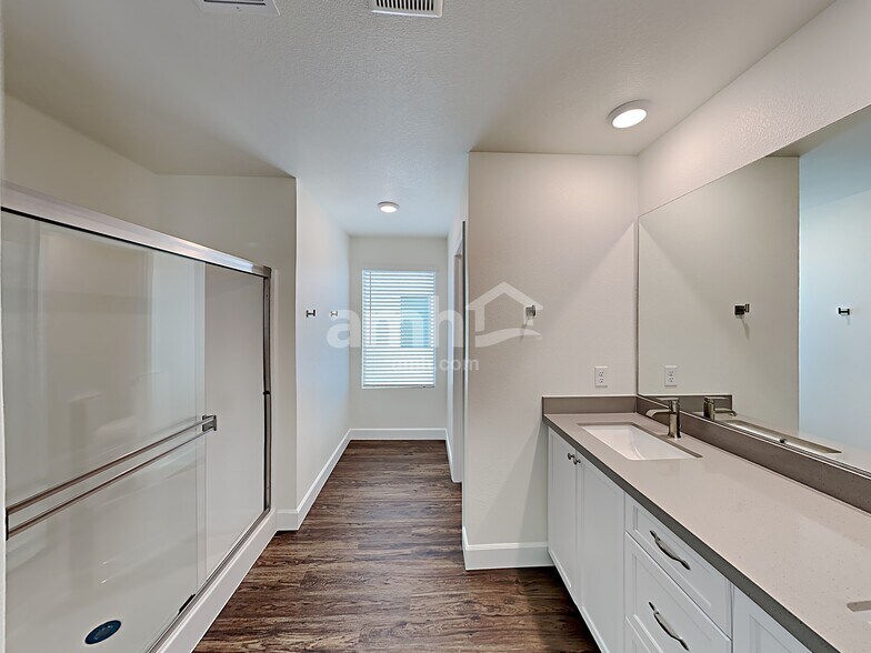 Building Photo - 2021 Reaves Wy