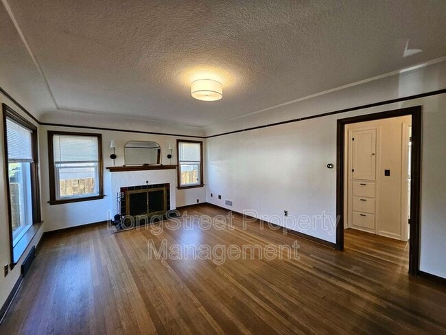 Building Photo - 224 N Russet St