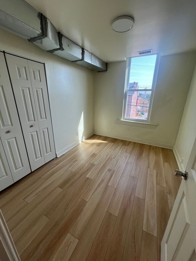 Building Photo - 5 bedrooms 2 bathrooms