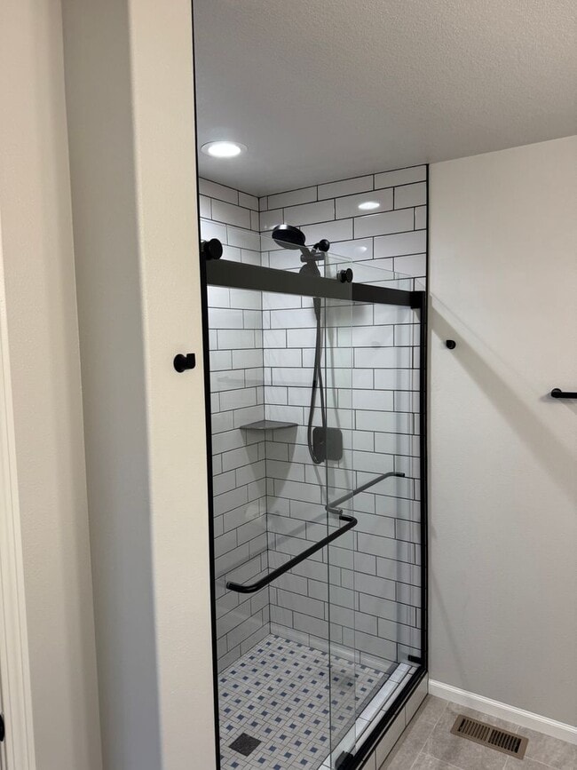 Building Photo - Modern 3-Bed Twinhome with Garage & Yard –...