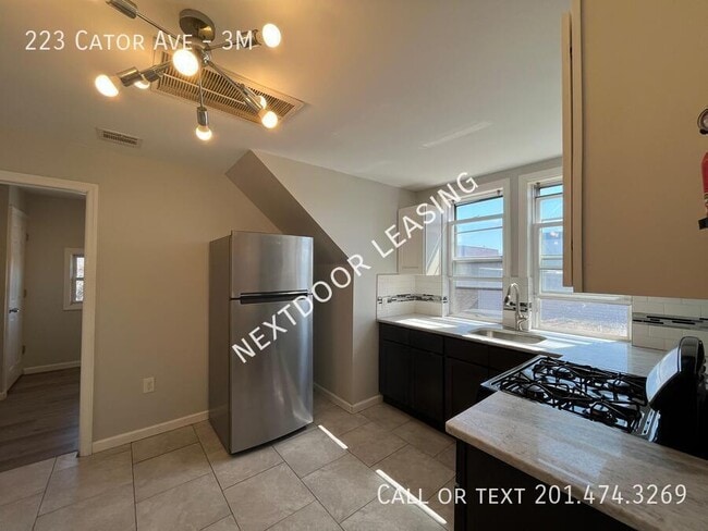 Building Photo - 223 Cator Ave