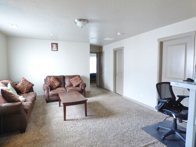 Building Photo - Great 4 Bd 3.5 Bath Townhome