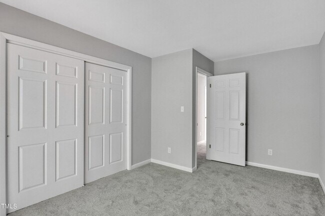 Building Photo - Spacious and Renovated 3BR Townhome in Cha...