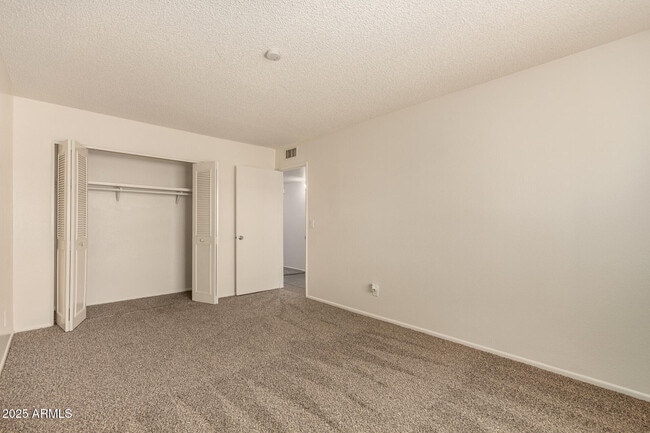 Building Photo - 5940 N 48th Ln