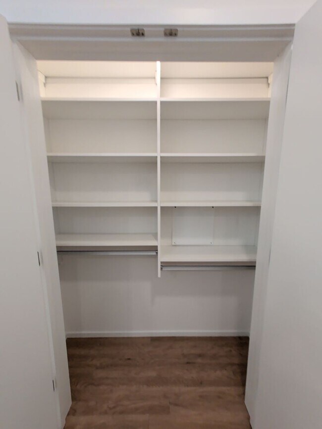 Building Photo - Spectacular Edgehill Condo!