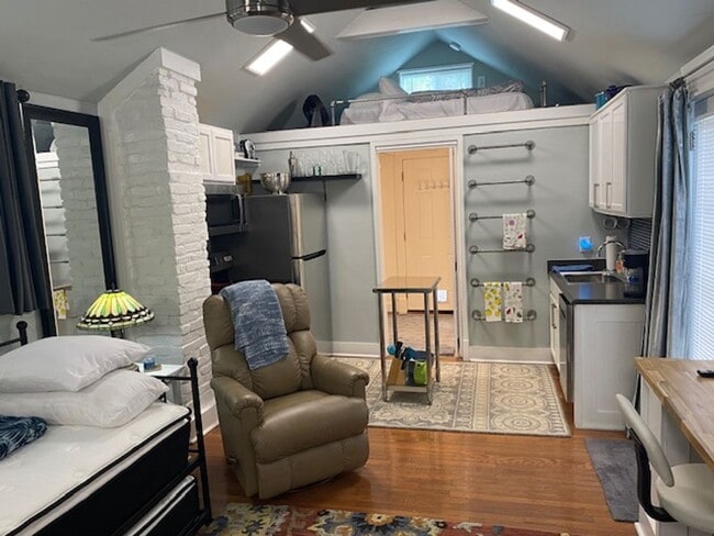 Building Photo - Furnished Tiny House!