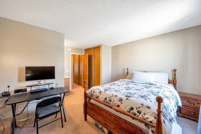 Building Photo - Charming 2 beds 2.5 baths in Aurora with a...