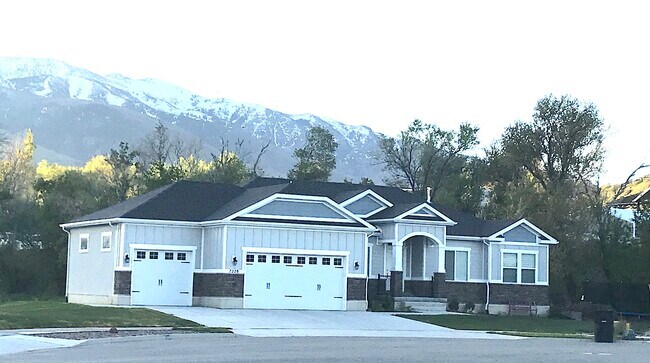 South Weber Home with Theater, MIL apt - 7228 S 1300 E