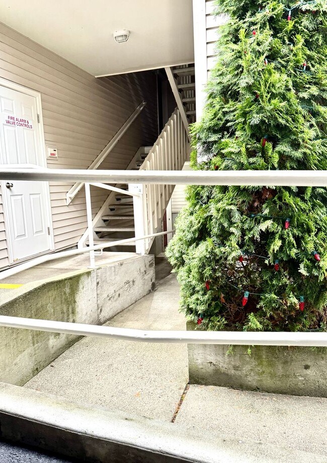 Building Photo - In town Kingston, walking distance to the Seattle and Edmonds ferry, main floor condo