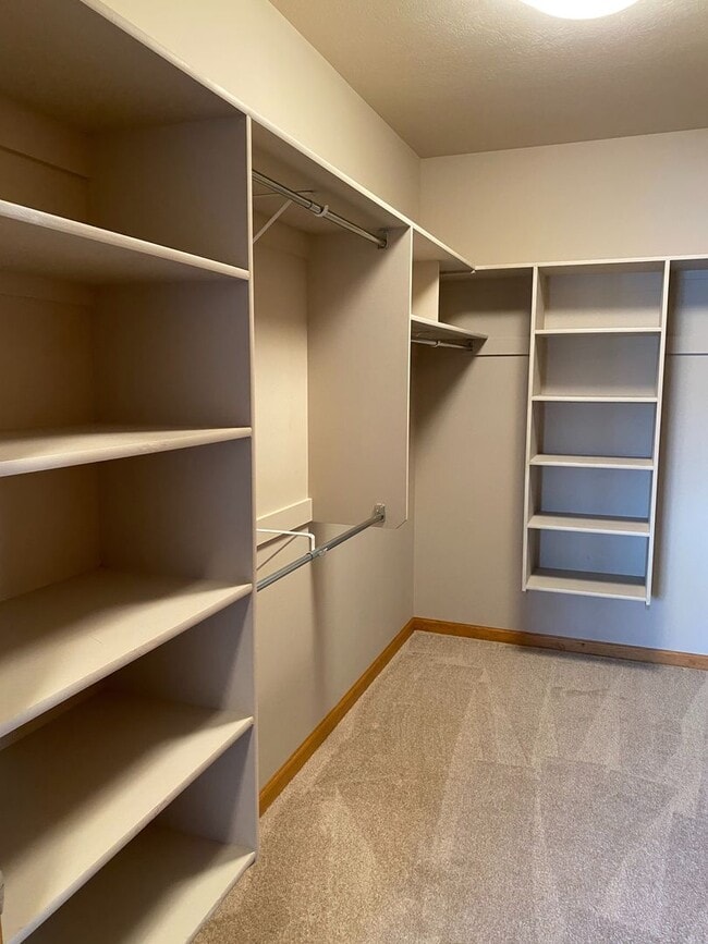 Building Photo - Stunning 2 bed 2 bath condo with double ga...