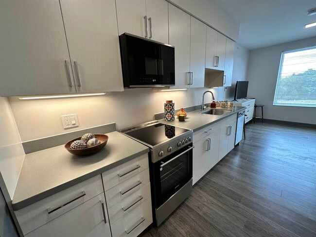 Building Photo - 409 Elm St