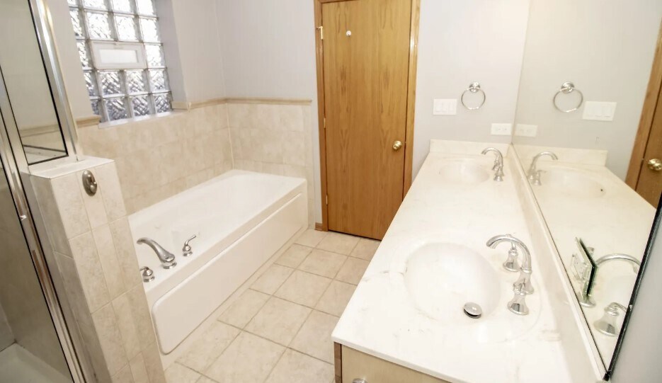Large bedroom 1 bathroom - 843 N Mozart St
