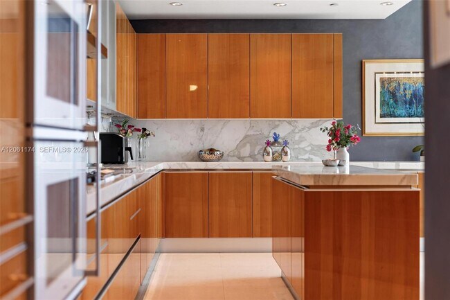 Building Photo - 16051 Collins Ave