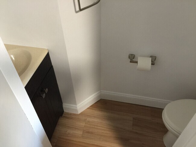 Building Photo - Gorgeous 3 Bedroom Reno in South Side. Ope...