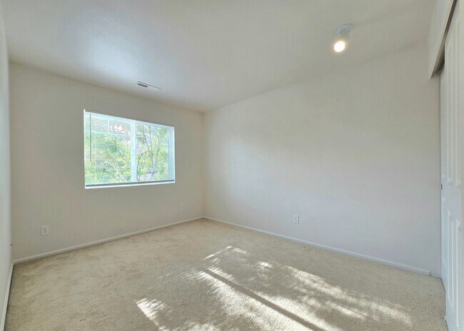 Building Photo - Charming Single Family 4 Bed/2.5 Bath Home...