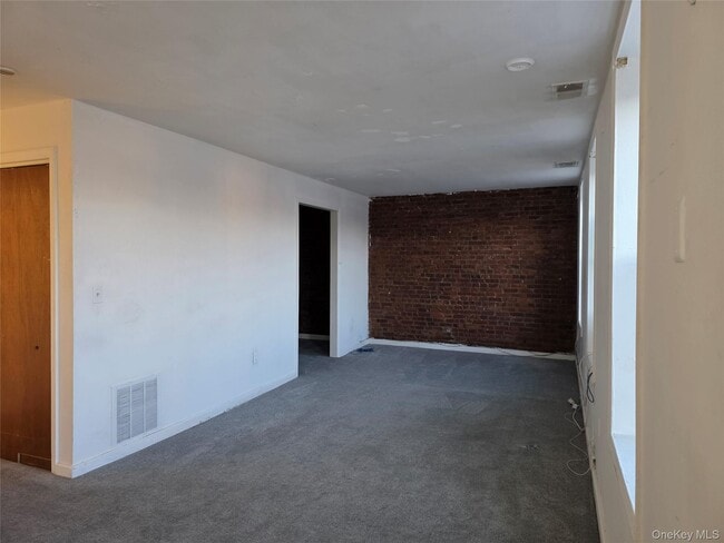 Building Photo - 8 Main St