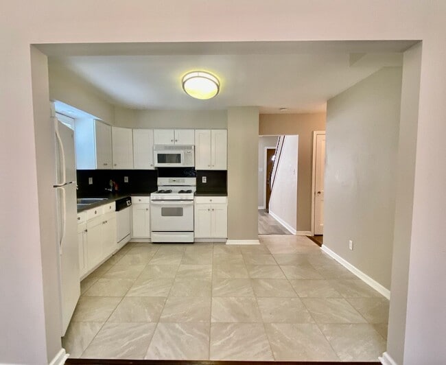 Building Photo - SPACIOUS 4 BED/2 BATH HOUSE-Luxury Vinyl F...