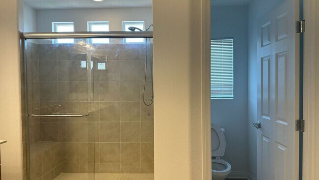 Building Photo - 5 Bedrooms Single Family Home with Granite...