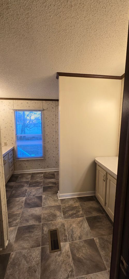 Building Photo - Private 3bd 2bath house