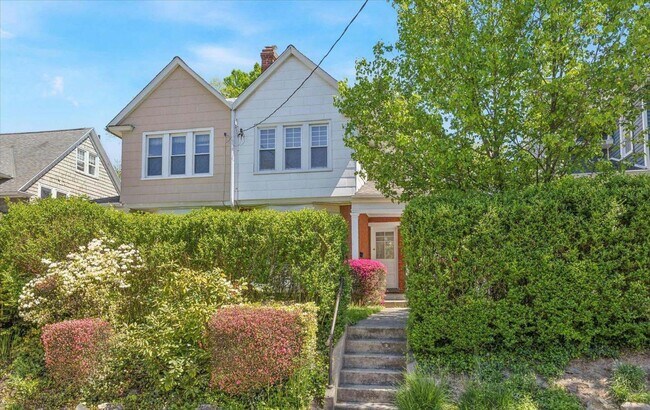 Building Photo - Bright and spacious 4-bedroom