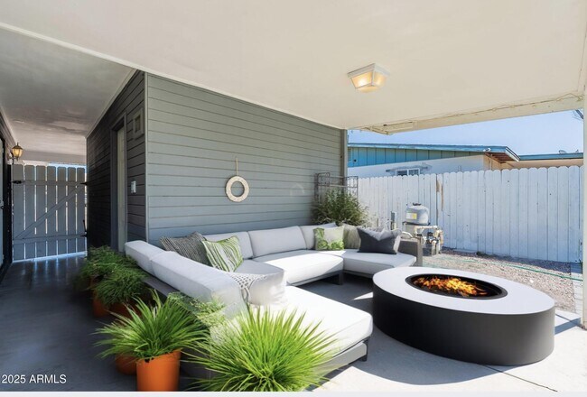 Building Photo - 1715 E El Parque Dr