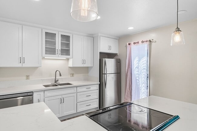 Building Photo - Townhouse with 3 bedrooms / 1.5 bathrooms / 2 assigned parking stalls