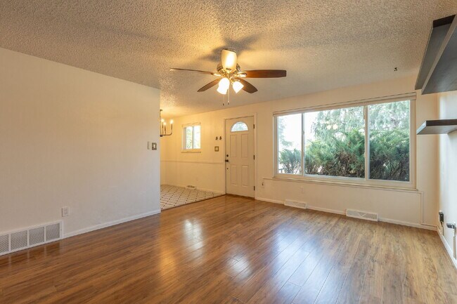 Building Photo - Charming Ranch in North Longmont!