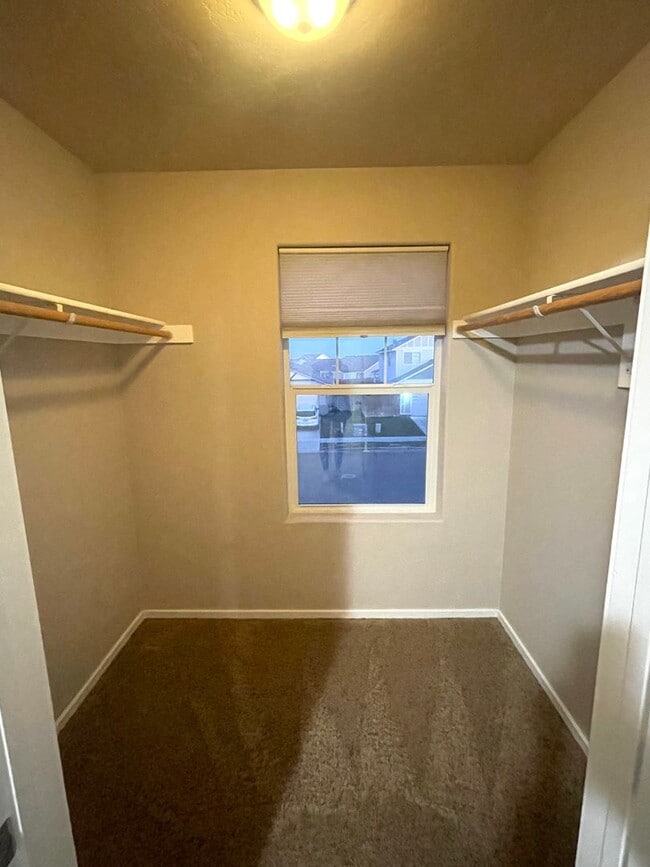 Building Photo - Charming Very Spacious 2-Story Home for Rent in Pasco, WA – Ideal Location Off Road 68!